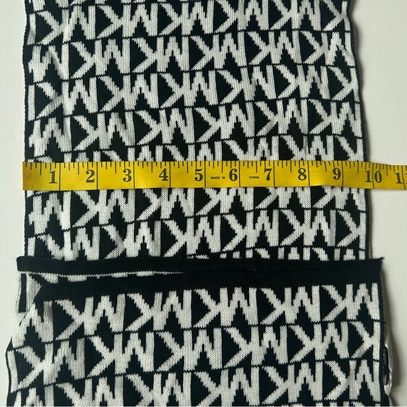 Michael Kors Scarf MK Monogram Reversible Knit Logo Black & White - Picture 3 of 4